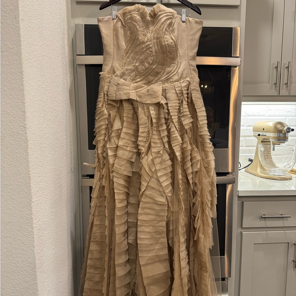 Archival Vera Wang Jasmine Gown - Picture 4 of 8